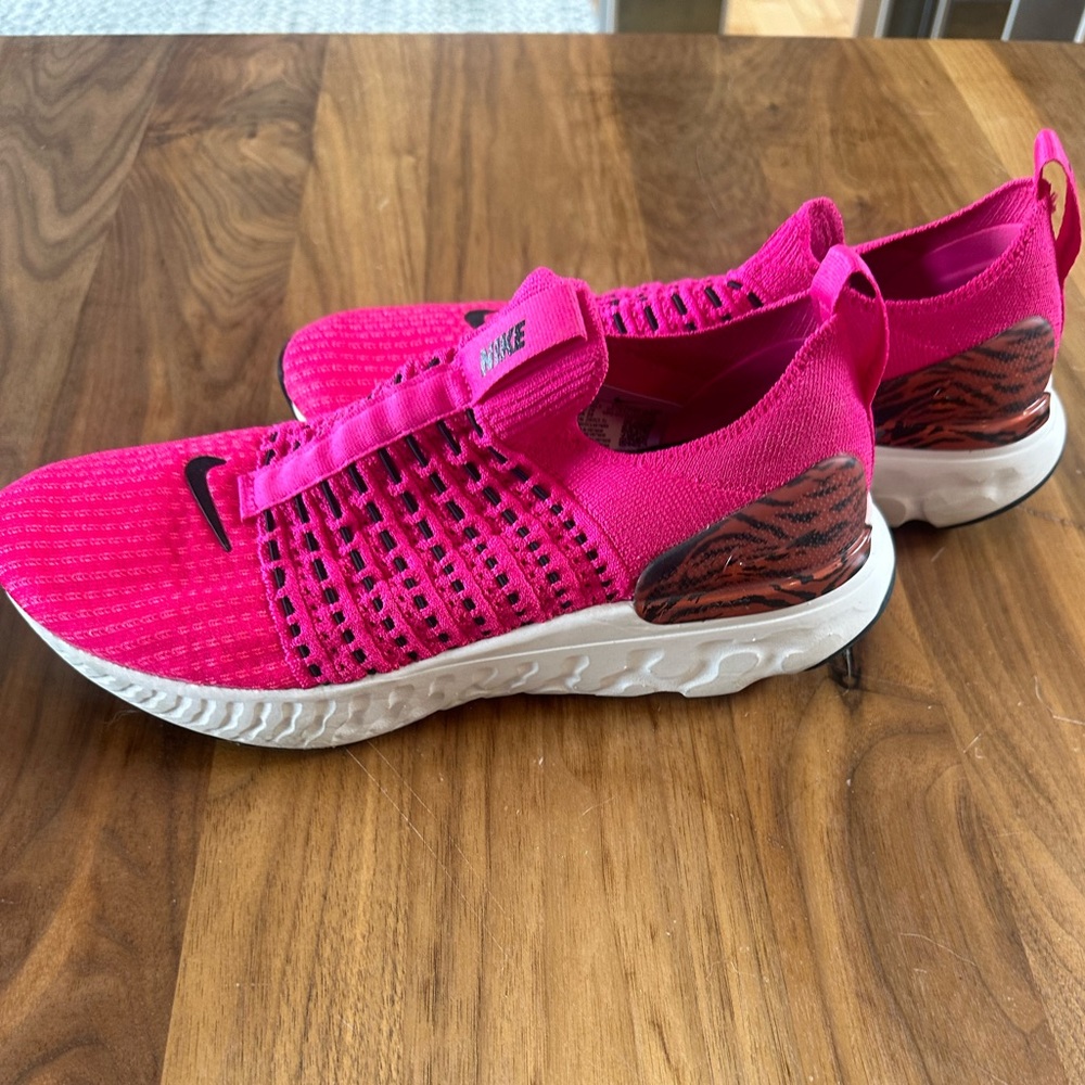 Nike tennis shoes 9